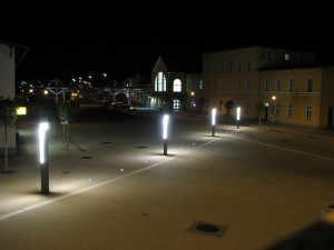 Lichtstelen auf dem neuen Bahnhofsvorplatz; Foto: Ralf Roletschek
